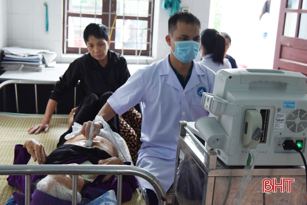 Khám, cấp phát thuốc, tặng quà cho người dân vùng lũ Hà Tĩnh