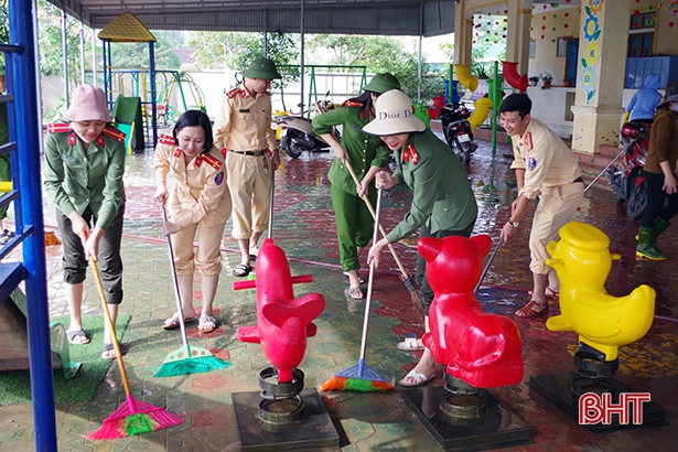 Lực lượng vũ trang Hà Tĩnh hỗ trợ dọn dẹp vệ sinh trường học sau lũ