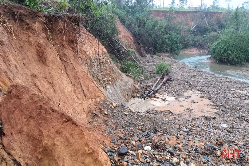 Đá “bất thình lình” rớt, cầu “liêu xiêu” trên nhiều tuyến giao thông ở Kỳ Anh