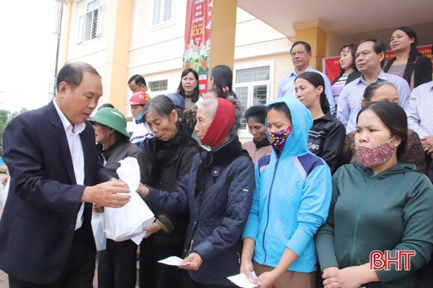 Hội đồng hương Cẩm Xuyên tại TP Hồ Chí Minh trao quà cho đồng bào vùng lũ