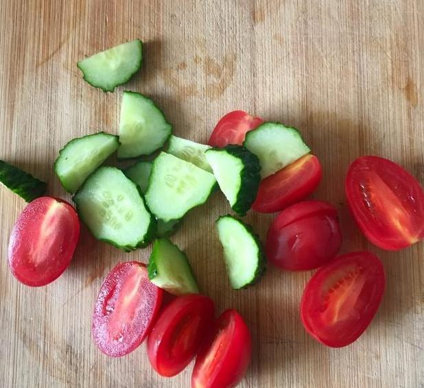 Chỉ mất 10 phút đã có ngay món salad thập cẩm màu sắc lại đủ chất, không lo tăng cân!