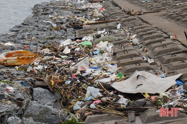 Lũ rút, rác bám dày bờ biển Lộc Hà