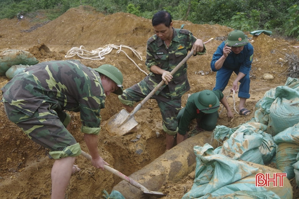 Bộ CHQS Hà Tĩnh phối hợp hủy nổ an toàn 2 quả bom sót lại sau chiến tranh