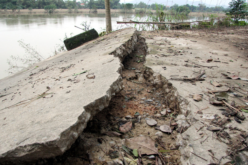 Sạt lở bờ sông uy hiếp khu dân cư ở huyện miền núi Hà Tĩnh