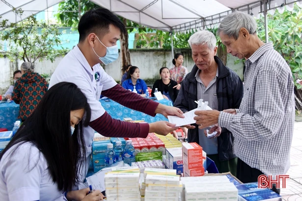 Khám, cấp phát thuốc, tặng quà cho người dân vùng lũ Hà Tĩnh