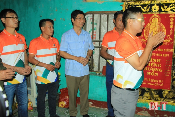 Nhiều phần quà được trao cho học sinh nghèo Nghi Xuân