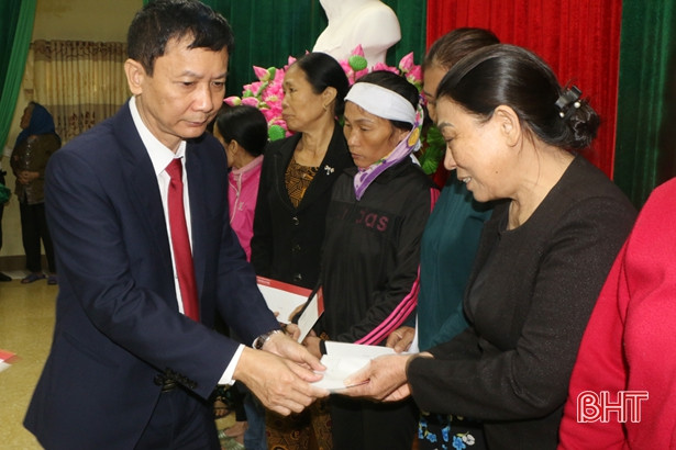 Người dân Hà Tĩnh tiếp tục nhận nhiều sự ủng hộ khắc phục hậu quả mưa lũ