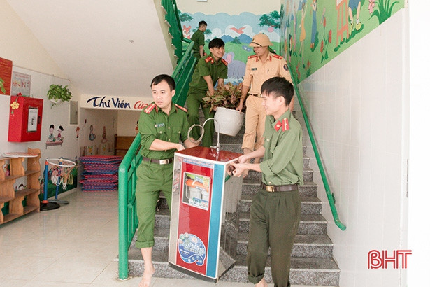 Lực lượng vũ trang Hà Tĩnh hỗ trợ dọn dẹp vệ sinh trường học sau lũ ảnh 5 Lực lượng vũ trang Hà Tĩnh hỗ trợ dọn dẹp vệ sinh trường học sau lũ