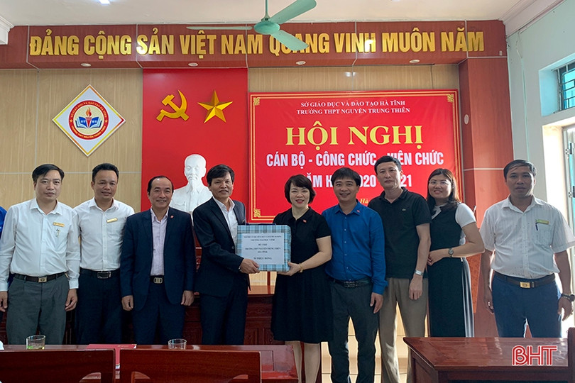 Đại học Vinh hỗ trợ 265 triệu đồng cho các cơ sở giáo dục ở Hà Tĩnh bị ảnh hưởng lũ lụt
