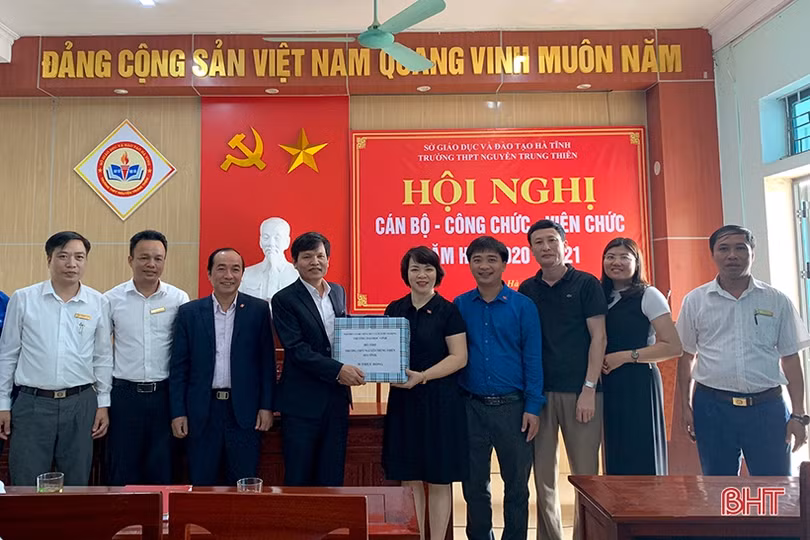 Đại học Vinh hỗ trợ 265 triệu đồng cho các cơ sở giáo dục ở Hà Tĩnh bị ảnh hưởng lũ lụt