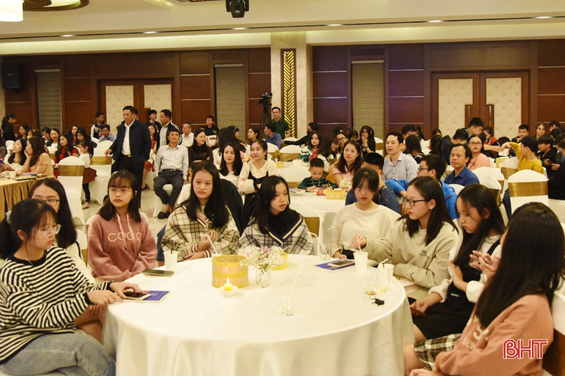 Cô giáo Hà Tĩnh dành số tiền ra mắt tập thơ mới để hỗ trợ học sinh nghèo vùng lũ