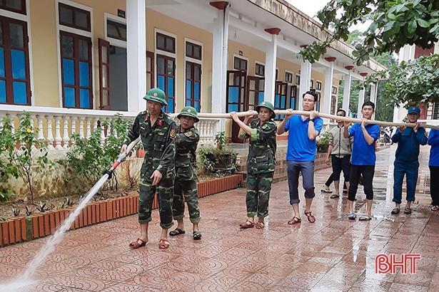 Lực lượng vũ trang Hà Tĩnh hỗ trợ dọn dẹp vệ sinh trường học sau lũ ảnh 2 Lực lượng vũ trang Hà Tĩnh hỗ trợ dọn dẹp vệ sinh trường học sau lũ