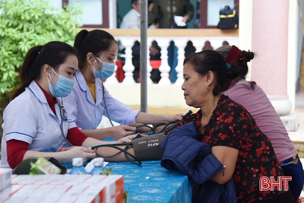 Khám, cấp phát thuốc, tặng quà cho người dân vùng lũ Hà Tĩnh