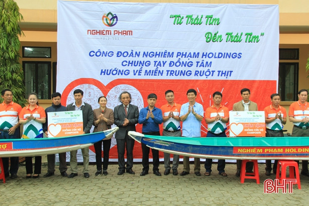 Nhiều phần quà được trao cho học sinh nghèo Nghi Xuân