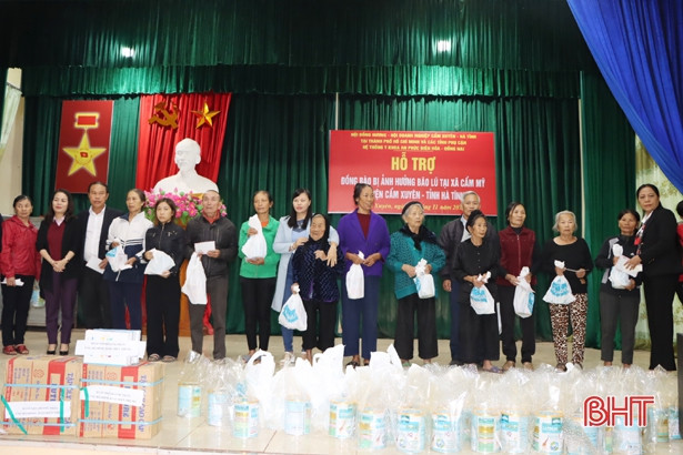 Hội đồng hương Cẩm Xuyên tại TP Hồ Chí Minh trao quà cho đồng bào vùng lũ