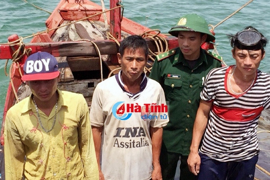 Kịp thời cứu sống 3 ngư dân bị nạn trên vùng biển Hà Tĩnh ảnh 1