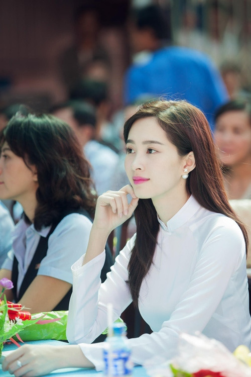 Nhan sắc mong manh của Đặng Thu Thảo rất hợp với lối trang điểm tự nhiên. Vì vậy mà cô thường chỉ dùng màu son môi nổi bật làm điểm nhấn, phần mắt trang điểm rất nhẹ, hầu như không kẻ eyeliner.