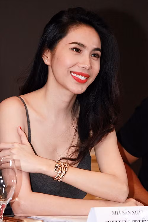 Kiểu tạo dáng lông mày cánh cung đang dần tiếm ngôi kiểu mày ngang của Hàn Quốc. Thủy Tiên rất nhanh chóng cập nhật mốt làm đẹp này.