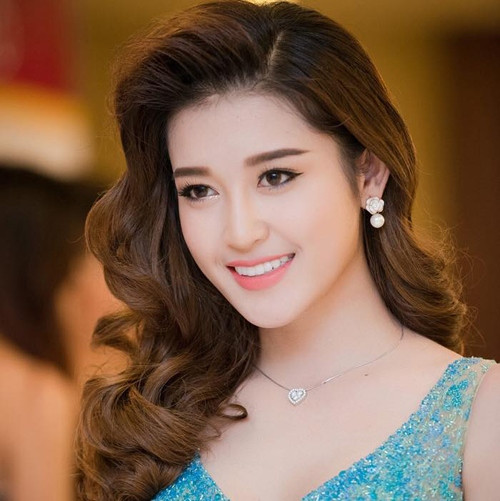 Tone màu cam là 'hot trend' của mùa hè năm nay. Á hậu Huyền My đặc biệt ưa chuộng màu son này. Cô thường xuyên tham dự sự kiện với kiểu trang điểm môi cam quyến rũ.