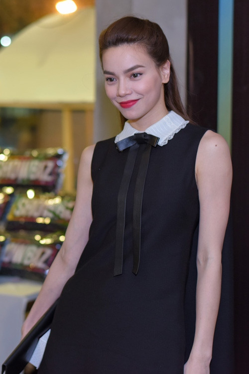 Phong cách make up quen thuộc của Hà Hồ là son môi đỏ đậm và phấn mắt màu nude.