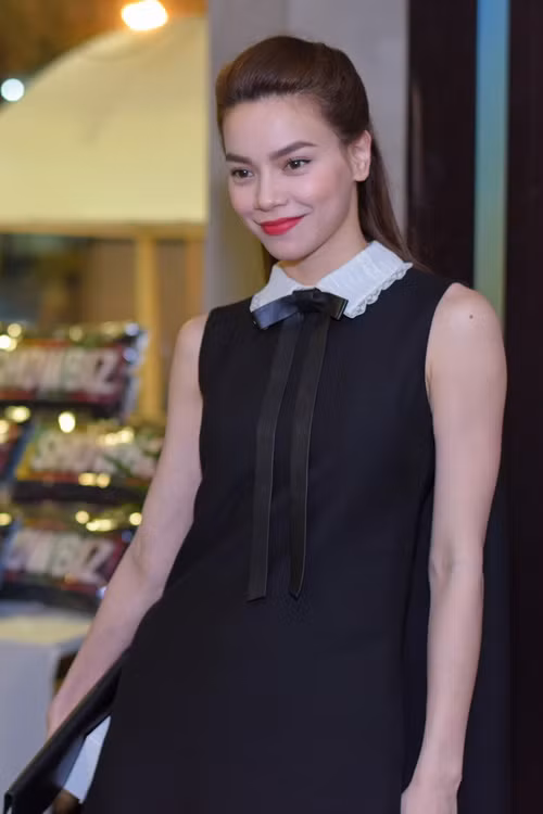 Phong cách make up quen thuộc của Hà Hồ là son môi đỏ đậm và phấn mắt màu nude.