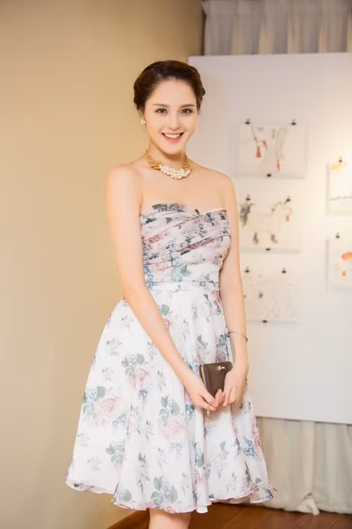 Á hậu Hoàng Anh trẻ trung nhưng không kém phần sang trọng với màu son cam pha đỏ và kiểu tóc tết đẹp mắt.