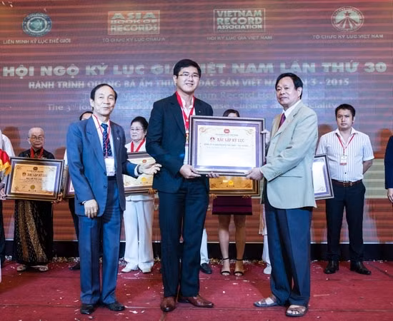 Đại diện LG nhận danh hiệu kỷ lục TV 5K đầu tiên có màn hình cong lớn nhất tại Việt Nam.