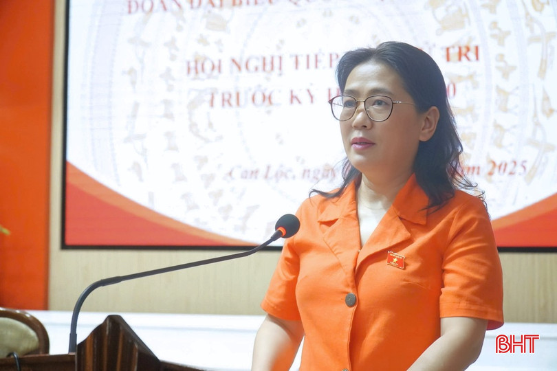 Bà Phan Thị Nguyệt Thu - Chánh án Tòa án nhân dân tỉnh báo cáo một số nội dung tại buổi tiếp xúc. Bà Phan Thị Nguyệt Thu - Chánh án Tòa án nhân dân tỉnh báo cáo một số nội dung tại buổi tiếp xúc.