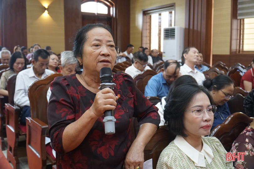 Cử tri Phạm Thị Quy (phường Bắc Hồng Lĩnh) kiến nghị về vấn đề y tế, an toàn thực phẩm và vận hành của chính quyền 2 cấp. Cử tri Phạm Thị Quy (phường Bắc Hồng Lĩnh) kiến nghị về vấn đề y tế, an toàn thực phẩm và vận hành của chính quyền 2 cấp.