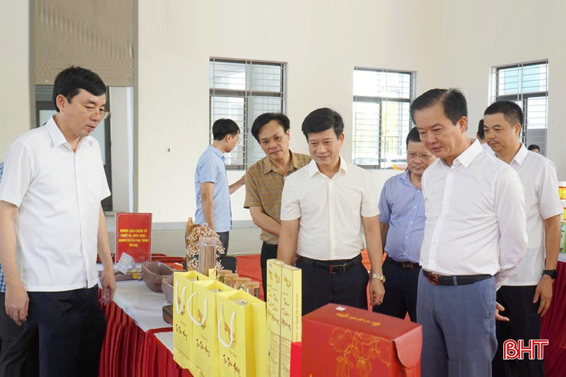 Phó Chủ tịch UBND tỉnh Trần Báu Hà và các thành viên hội đồng chấm điểm sản phẩm tiêu biểu. bqbht_br_dt-z6743254844732-c6e578ae6b267302c5e09594df95efe6-1.jpg
