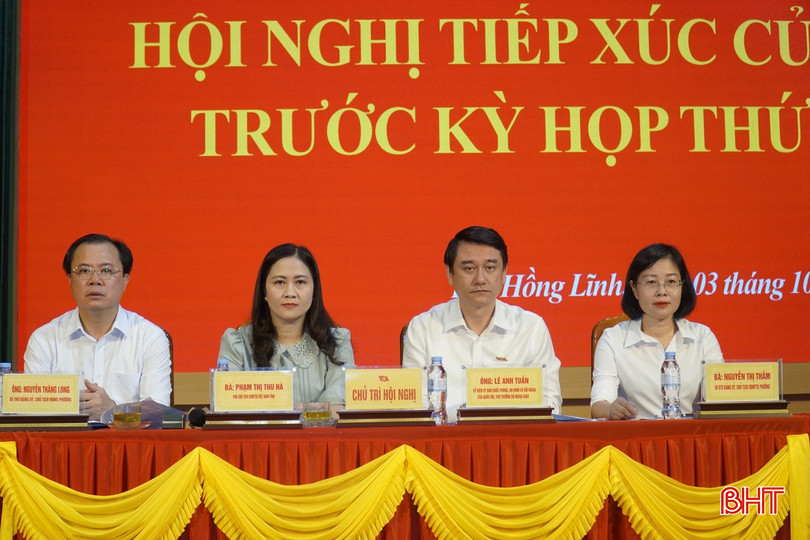 Các đại biểu chủ trì hội nghị tiếp xúc cử tri. Các đại biểu chủ trì hội nghị tiếp xúc cử tri.