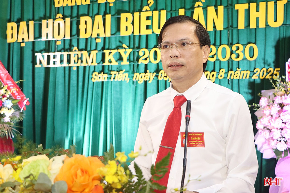 Bí thư Đảng ủy - Chủ tịch HĐND xã Sơn Tiến Trần Bình Thân trình bày dự thảo báo cáo chính trị. Bí thư Đảng ủy - Chủ tịch HĐND xã Sơn Tiến Trần Bình Thân trình bày dự thảo báo cáo chính trị.