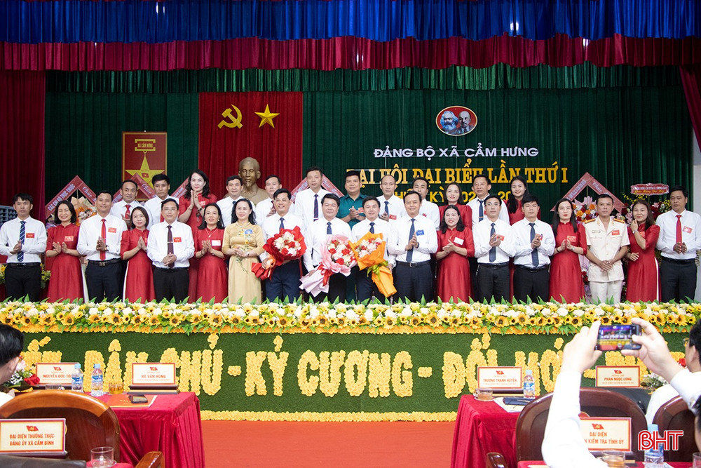 Lãnh đạo tỉnh tặng hoa chúc mừng BCH Đảng bộ xã Cẩm Hưng nhiệm kỳ mới. bqbht_br_9.jpg