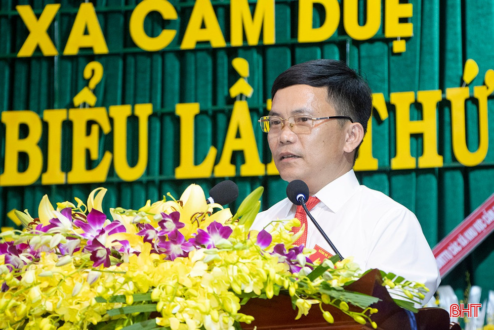 Bí thư Đảng ủy - Chủ tịch HĐND xã Cẩm Duệ Hoàng Duy Trung trình bày dự thảo báo cáo chính trị. bqbht_br_0732.jpg