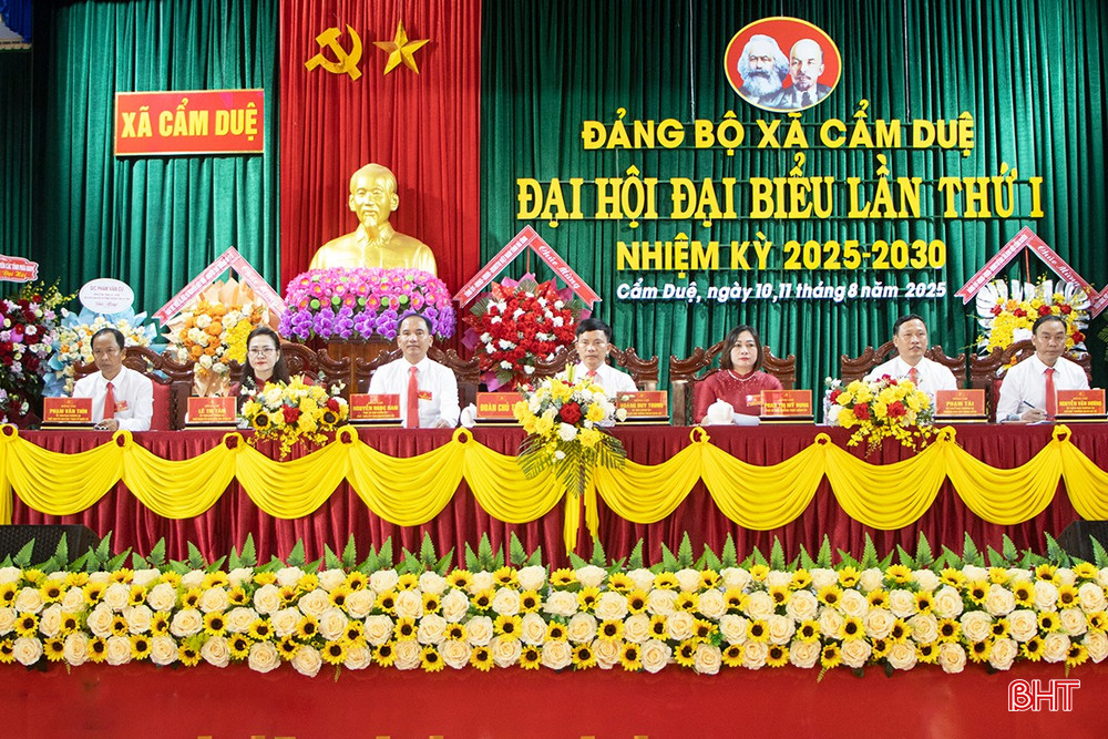 Đoàn Chủ tịch điều hành đại hội. bqbht_br_0.jpg