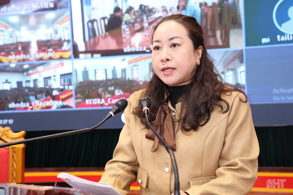 Bà Trần Thị Quỳnh Nga - Trưởng ban Công tác hội viên - Hội Liên hiệp VHNT tỉnh Hà Tĩnh trình bày chương trình hành động.