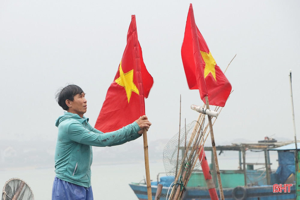 Tạm gác chuyến vươn khơi dài ngày, từ sáng sớm, ngư dân Nguyễn Tiến Lại (thôn Hải Bắc, xã Thiên Cầm) đã đưa thuyền cập cảng cá Cửa Nhượng để thực hiện nghĩa vụ thiêng liêng của người công dân.