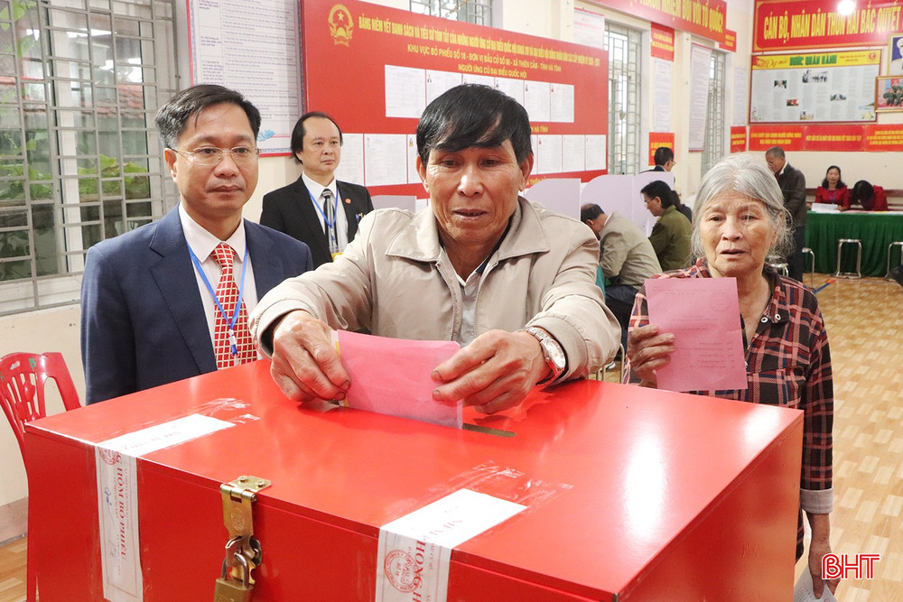 Ông Nguyễn Tiến Lại chia sẻ: “Với chúng tôi, mỗi lá phiếu không chỉ là quyền mà còn là trách nhiệm của người công dân. Dù đang mùa biển bận rộn, nhưng ai cũng cố gắng sắp xếp công việc để về tham gia bỏ phiếu".