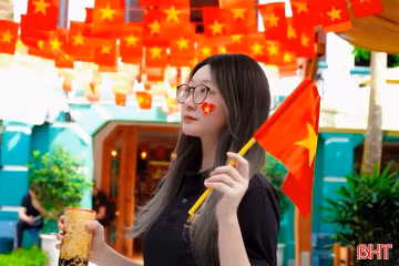 Rực rỡ màu cờ Tổ quốc mừng ngày 30/4 tại quán cà phê ở Hà Tĩnh 