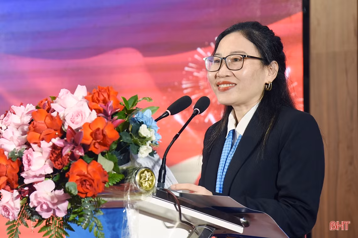 Trao 40 suất học bổng cho học sinh học giỏi, vượt khó