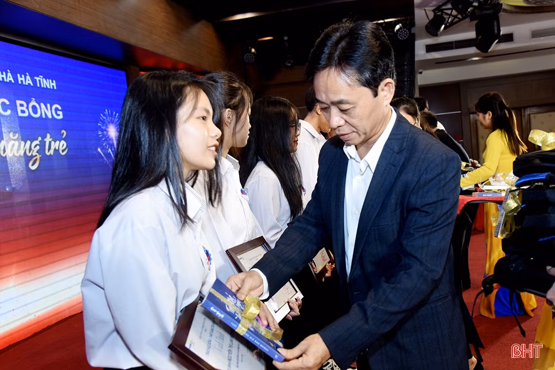 Trao 40 suất học bổng cho học sinh học giỏi, vượt khó