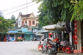 Hàng quán, biển quảng cáo lấn chiếm hành lang ATGT trên quốc lộ 8