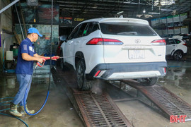 Dịch vụ rửa xe tăng giá mạnh, nhiều điểm vẫn “quá tải” dịp cận Tết