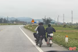 Học sinh “độ” xe điện chạy gần 90 km/h: Hiểm họa đường phố!