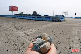 “Bẫy" đá dăm trên quốc lộ 1 qua Hà Tĩnh gây nguy hiểm người đi đường 