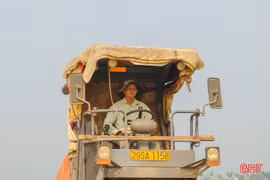 Công nhân "vượt nắng" trên các công trường ở Hà Tĩnh