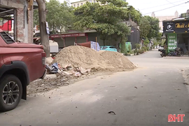 Vỉa hè, lòng lề đường thành bãi tập kết vật liệu xây dựng