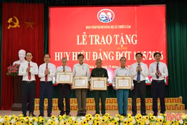 Xã Thiên Cầm trao Huy hiệu Đảng và kết nạp đảng viên dịp 19/5