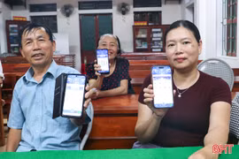 Sáng đèn hỗ trợ người dân cài đặt ứng dụng i-HaTinh 