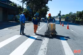Sửa chữa biển báo giao thông, vạch kẻ đường trên QL1 sau phản ánh của Báo và PTTH Hà Tĩnh